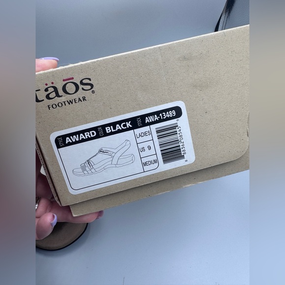 NEW NIB Taos Award Sandals Leather Black Cool Recovery Foam Studded Design - Picture 7 of 7